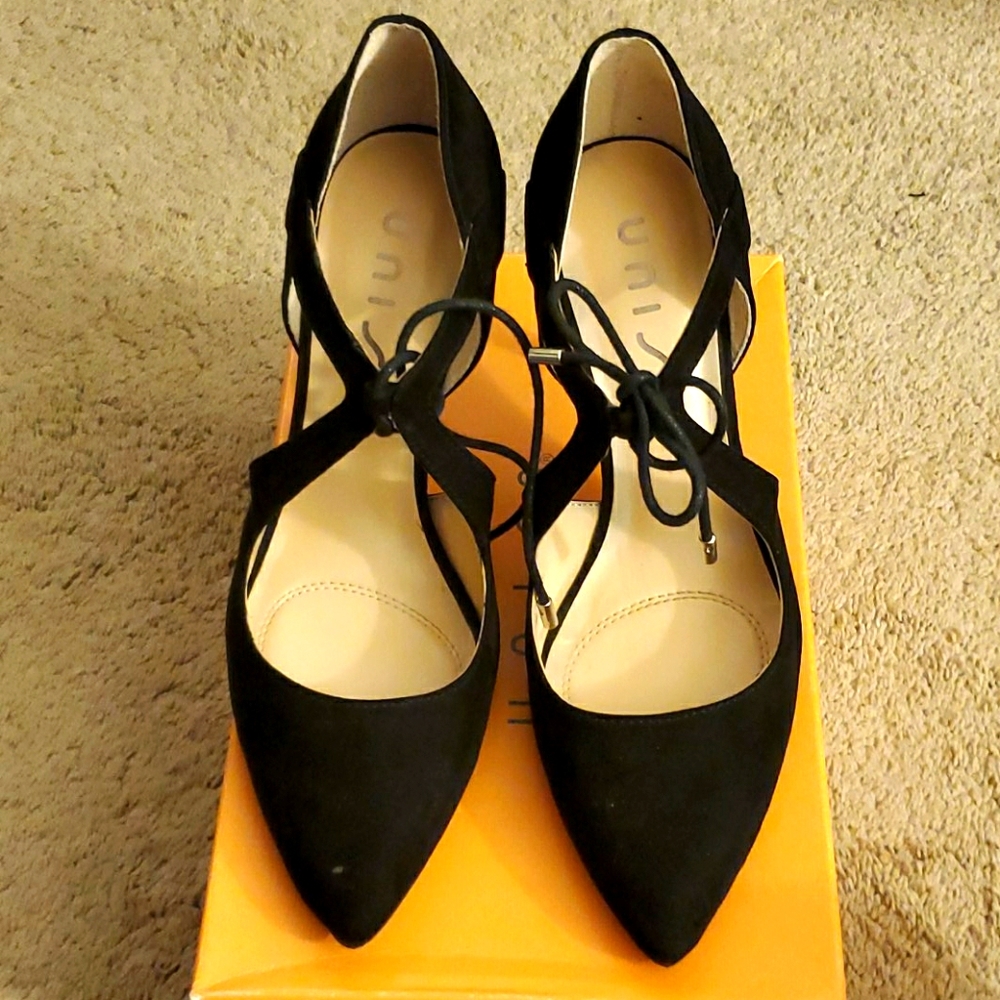 Black heels with toe cleavage and a bow